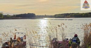 Auto wpadło do wody w Łódzkiem. W środku były cztery osoby