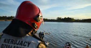 Auto wpadło do wody w Łódzkiem. W środku były cztery osoby