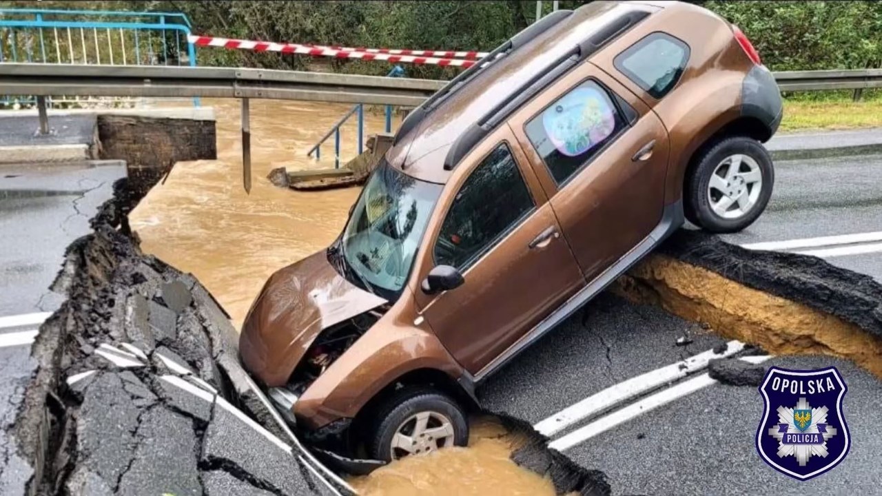 Auto wpadło do wyrwy w drodze. Kierowca zignorował sygnał policji