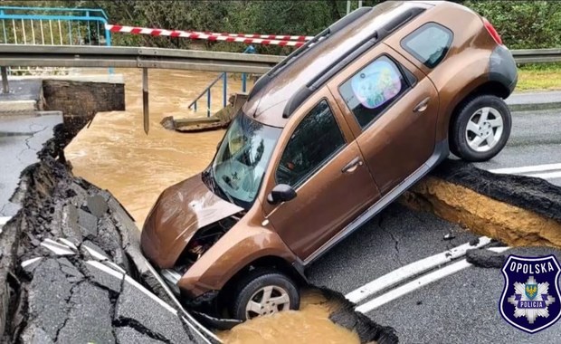 Auto wpadło do wyrwy w drodze. Kierowca zignorował sygnał policji