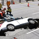 Auto wpadło do zapadliska na środku drogi. Dwie osoby zostały ranne