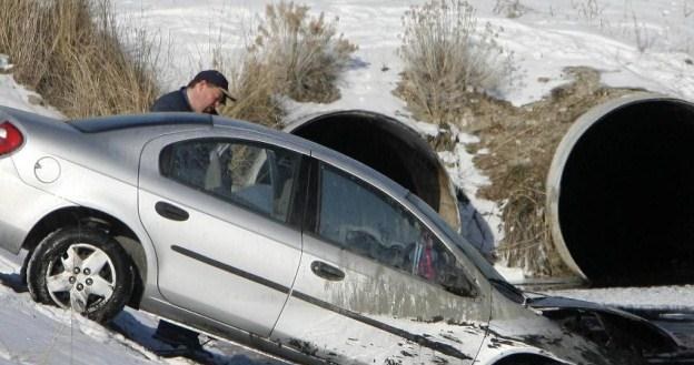 Auto wypada z drogi, nikt tego nie widzi, kierowca nieprzytomny... /Informacja prasowa