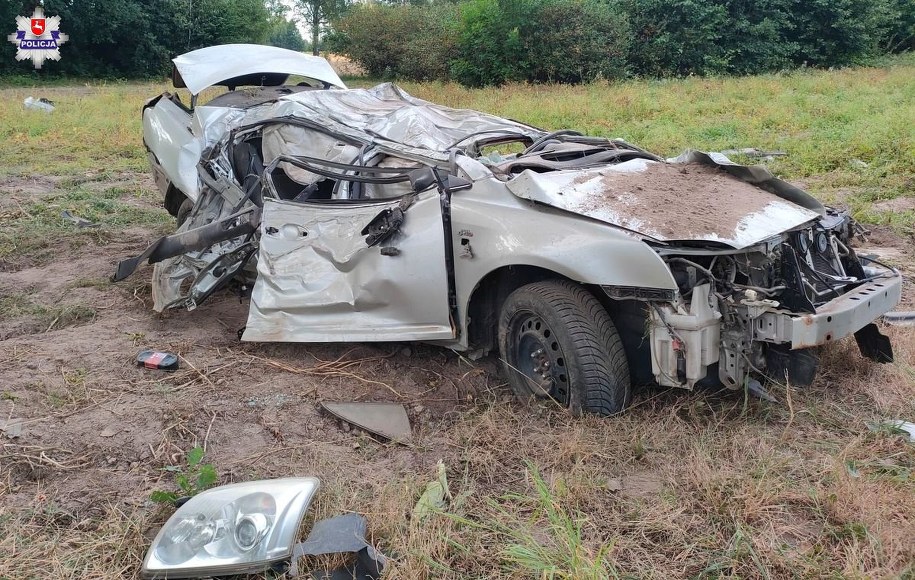 Auto wypadło z drogi i uderzyło w drzewo /Lubelska Policja /Policja
