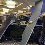 Auto z impetem wjechało w hotelową restaurację