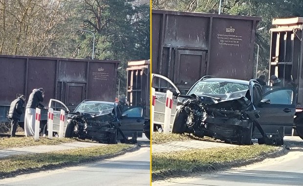 Auto z pięcioma osobami wjechało pod pociąg 