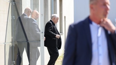 Auto z prezesem PiS obrzucone jajkami. Decyzja policji