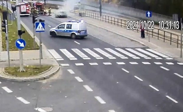 Auto zapaliło się w czasie jazdy. Dramatyczne nagranie z Olsztyna