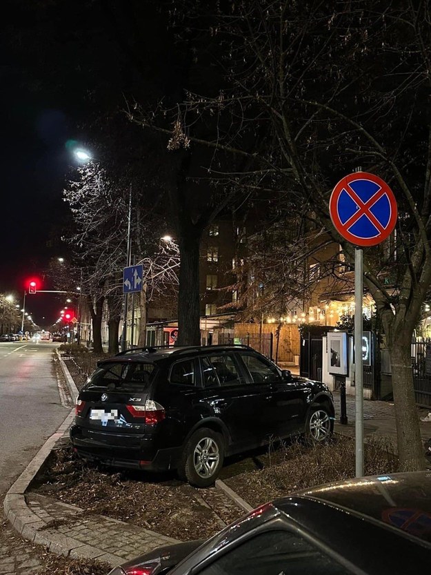 Auto zaparkowane na rabacie /ZDM Warszawa, fot. Karolina Gałecka  /