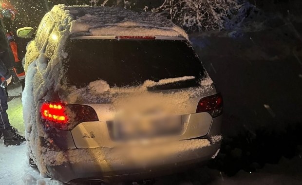 Auto zawisło nad wodą, w środku była kobieta. Niecodzienna interwencja 