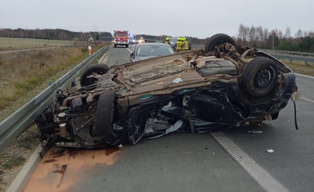 Auto zgniecione jak puszka, 34-latka w szpitalu 