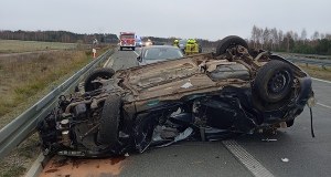 Auto zgniecione jak puszka, 34-latka w szpitalu 