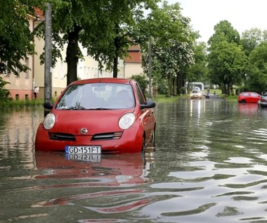 Auto zniszczone w powodzi. Kiedy należy się odszkodowanie?