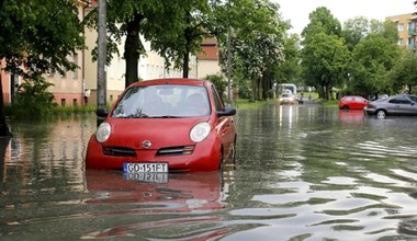 Auto zniszczone w powodzi. Kiedy należy się odszkodowanie?