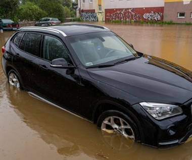 Auto zniszczone w powodzi. Kiedy należy się odszkodowanie?