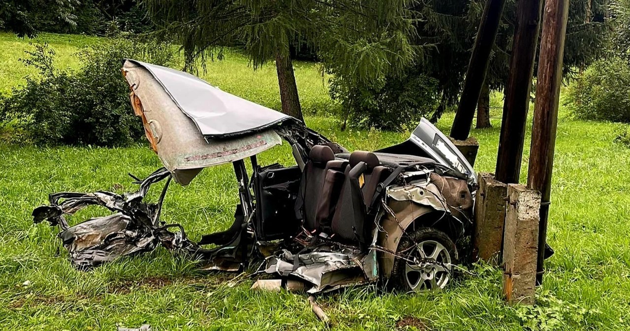 Auto zostało rozerwane na dwie części Fot. Policja Limanowa @Facebook /Policja