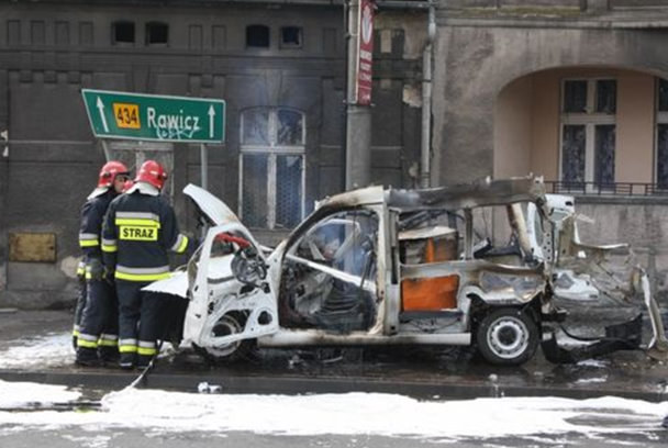 Auto zostało rozerwane na pół, fragmenty karoserii poważnie uszkodziły płot, elewację budynku &nbsp; /Gostyn24.pl