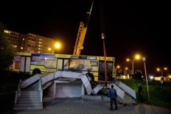 Autobus bez kierowcy wjechał przed kościół