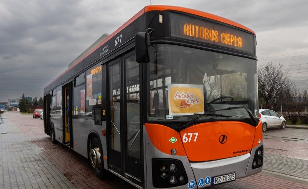 "Autobus Ciepła" zaczął jeździć ulicami Rzeszowa. Tysiące posiłków dla potrzebujących 
