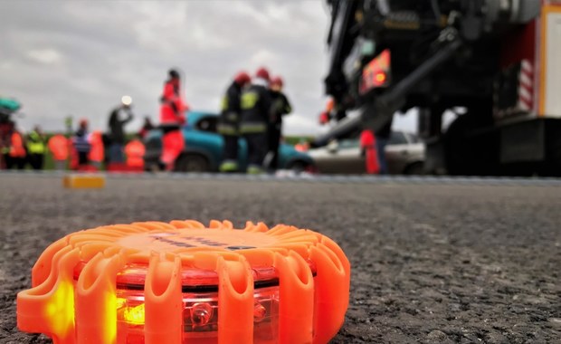 Autobus, ciężarówka i 5 osobówek. Groźny karambol na śliskiej drodze koło Polkowic