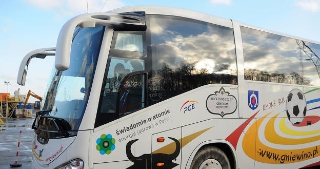 Autobus gminy Gniewino z napisem "świadomie o atomie". Fot. Wojciech Stróżyk /Reporter