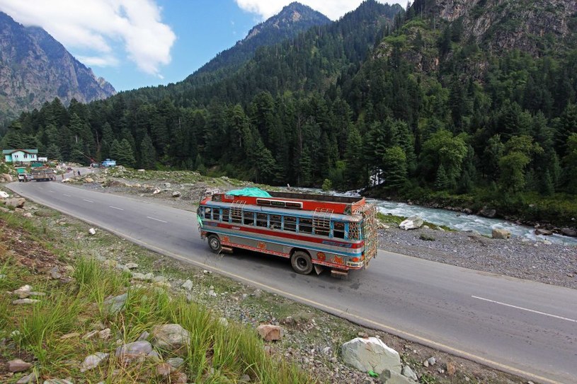 Autobus jest bardzo popularnym środkiem transportu w Indiach /Faisal Khan/NurPhoto /Getty Images