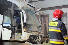 Autobus, który wbił się w budynek jest już wyciągnięty 
