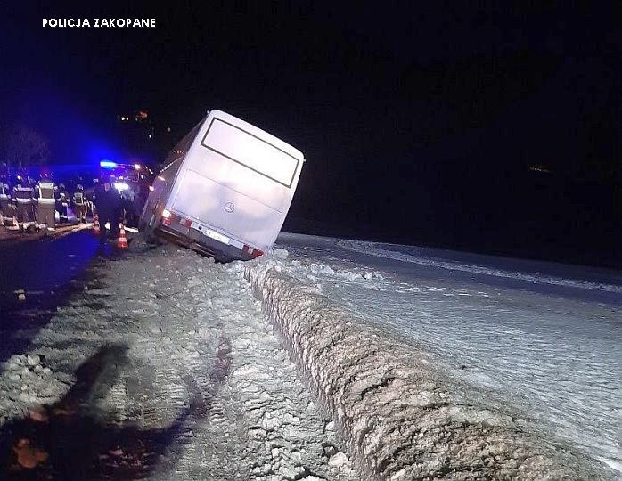 Autobus, którym jechały dzieci /Policja