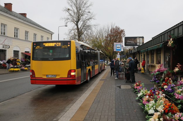 Autobus linii cmentarnej C11 w okolicach Cmentarza Brudnowskiego w Warszawie /Paweł Supernak /PAP