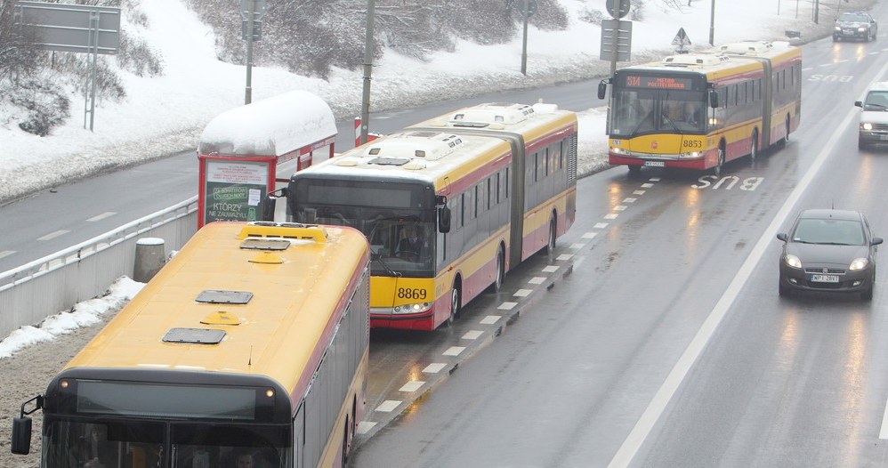 Autobus ma bardzo ograniczoną możliwość wykonywania gwałtownych manewrów /Jan Kucharzyk /East News