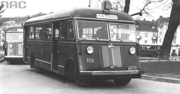 Autobus marki Chevrolet komunikacji miejskiej w Warszawie /Z archiwum Narodowego Archiwum Cyfrowego