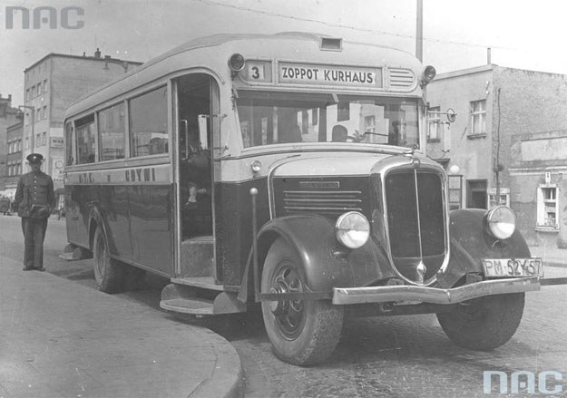 Autobus marki General Motors Truck komunikacji miejskiej w Gdyni /Z archiwum Narodowego Archiwum Cyfrowego