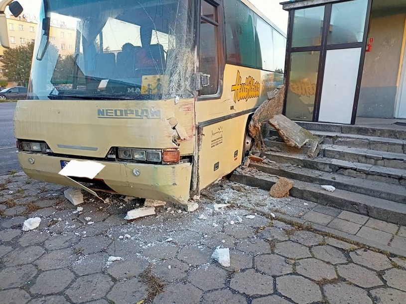 Autobus nagle zjechał z pasa ruchu i uderzył w budynek w Gnieźnie /KPP Gniezno /