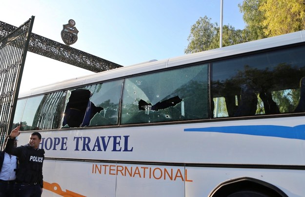 Autobus ostrzelany przed Muzeum Bardo [zdj. z dnia zamachu] /PAP/EPA/MOHAMED MESSARA /PAP/EPA