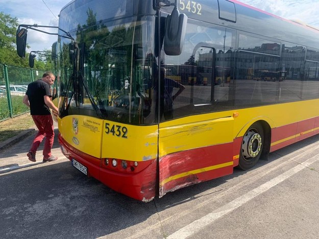 Autobus po kolizji z autem osobowym /MPK Wrocław /