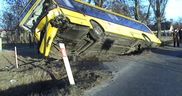 Autobus po zderzeniu z motocyklem /PAP