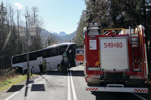 Autobus, podczas próby zawracania na górskiej drodze, zsunął się na pobocze /Grzegorz Momot /PAP
