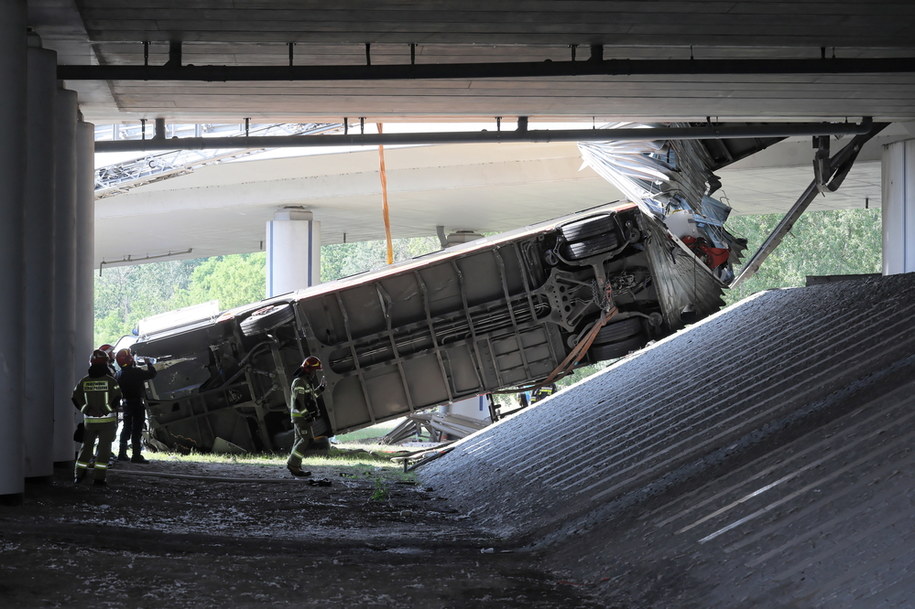 Autobus przebił bariery na trasie S8 i spadł na nasyp przy Wisłostradzie / 	Paweł Supernak   /PAP