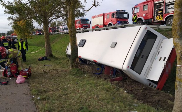 Autobus przewożący dzieci wpadł do rowu. Są poszkodowani