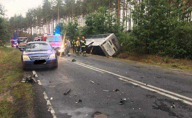 Autobus przewożący uczniów zderzył się z autem 