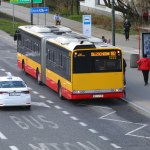 autobus Autobus rusza z przystanku. Za znakiem D-42 panuje ważna zasada