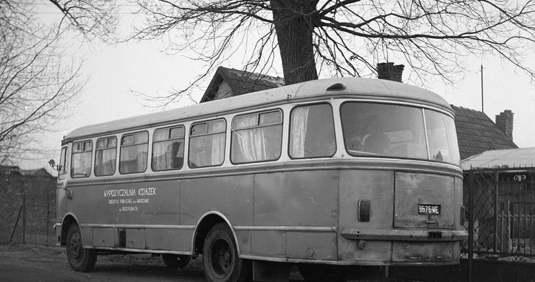 Autobus San H100 jako Bibliobus Biblioteki Publicznej /Z archiwum Narodowego Archiwum Cyfrowego