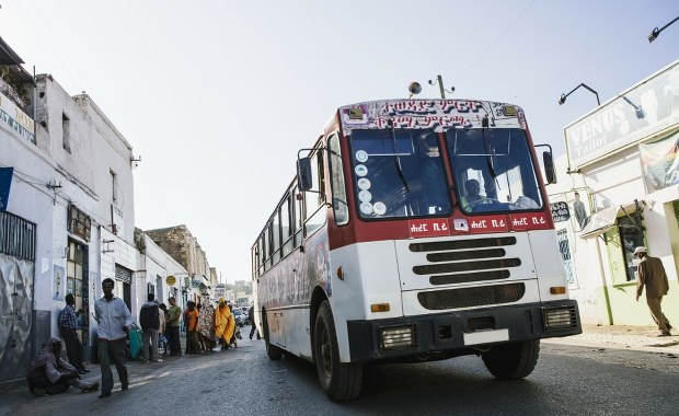 Autobus spadł do wąwozu ze 100 metrów wysokości. Wiele ofiar katastrofy