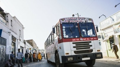 Autobus spadł do wąwozu ze 100 metrów wysokości. Wiele ofiar katastrofy