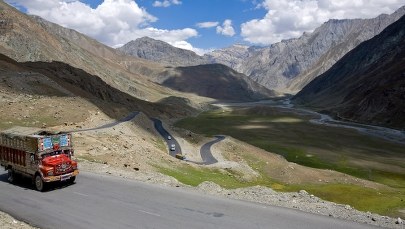 Autobus spadł w przepaść. Co najmniej 44 osoby nie żyją