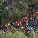 Autobus spadł w przepaść. Nie żyje co najmniej 55 osób