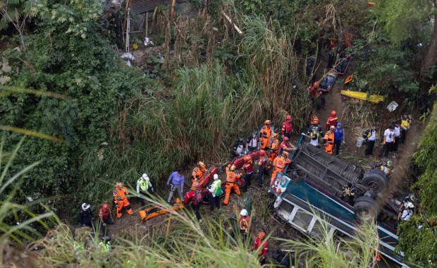 Autobus spadł w przepaść. Nie żyje co najmniej 55 osób
