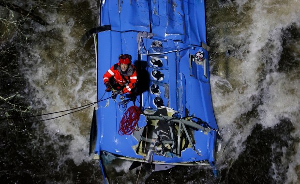 Autobus spadł z mostu do rzeki w Hiszpanii. 6 osób nie żyje