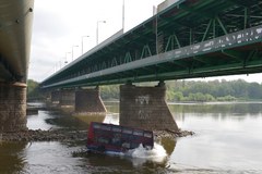 Autobus spadł z mostu Gdańskiego - filmowcy z Indii kręcą pościg