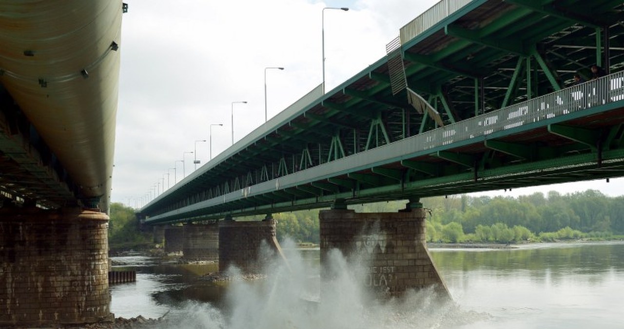 Autobus spadł z mostu Gdańskiego - filmowcy z Indii kręcą pościg