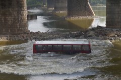 Autobus spadł z mostu Gdańskiego - filmowcy z Indii kręcą pościg